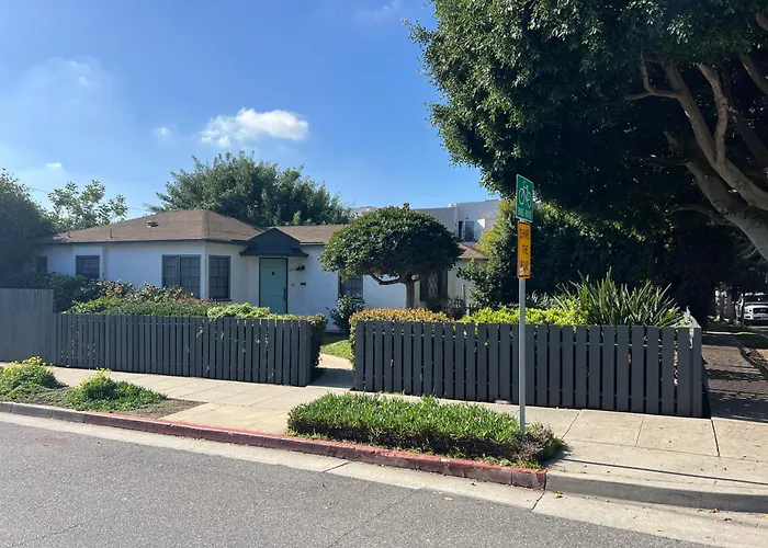 Two Bedroom House With Large Backyard And Grill