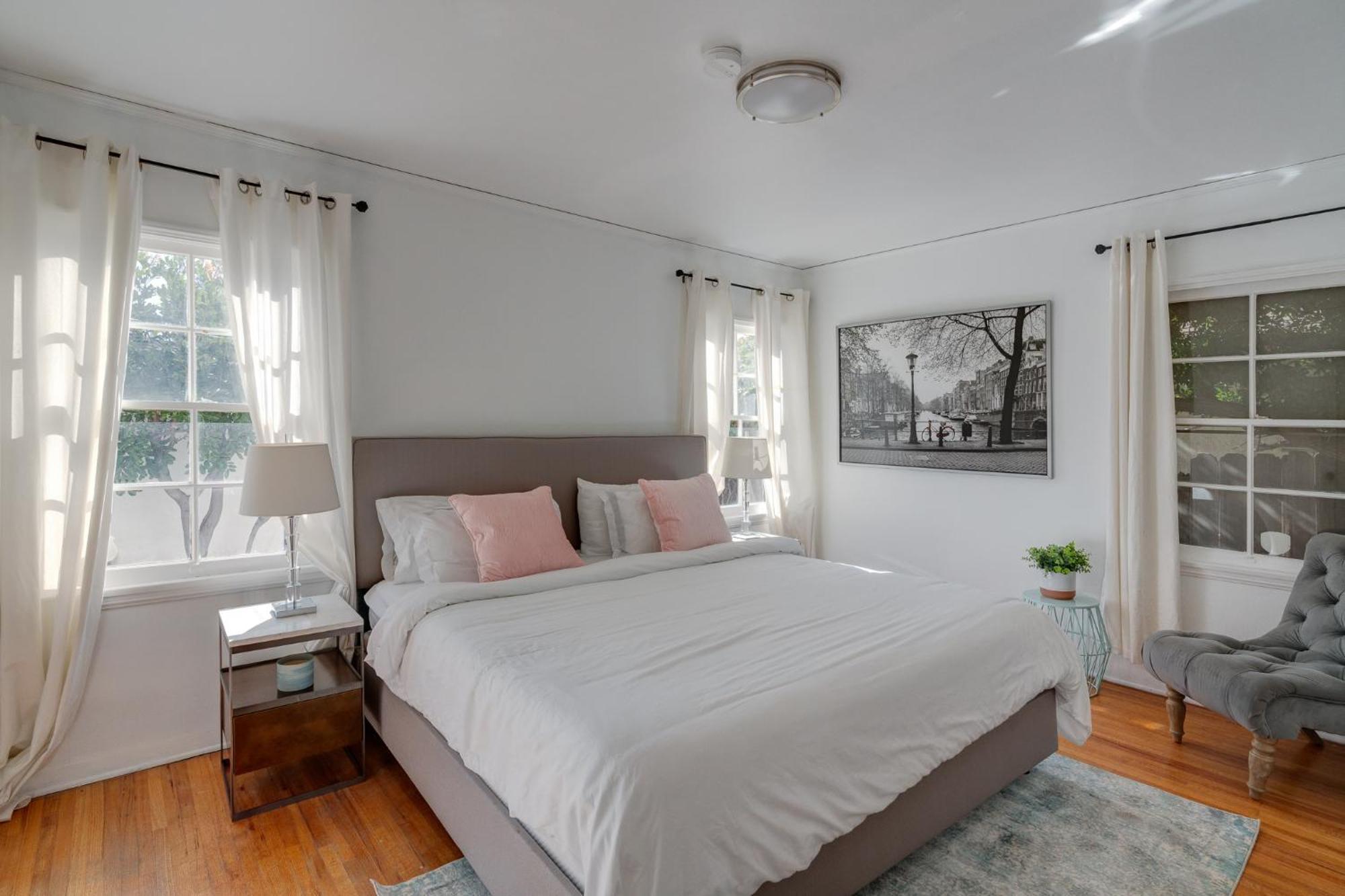 Two Bedroom House With Large Backyard And Grill Acomodação com café da manhã 